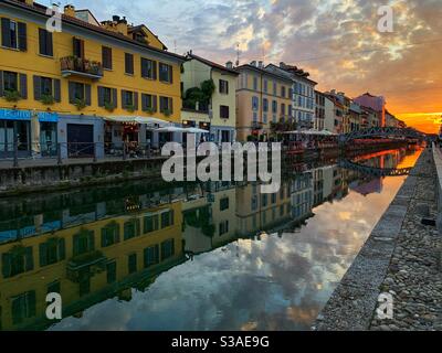 Réflexions sur Naviglio Grande au coucher du soleil. Milan, Italie. Banque D'Images