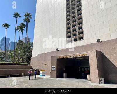 LOS ANGELES, CA, OCT 2020 : deux femmes votant par la poste à l'urne officielle à l'extérieur du Kenneth Hahn Hall of Administration dans le centre-ville, pendant l'élection présidentielle américaine Banque D'Images