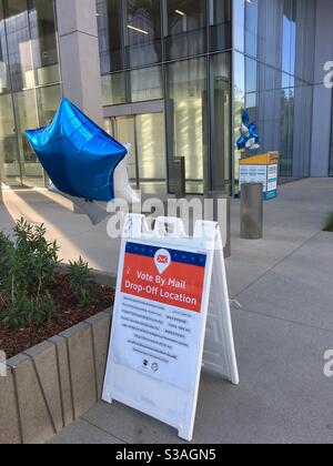 Une boîte de scrutin officielle du comté de Los Angeles à l'hôtel de ville de long Beach lors des élections de novembre 2020. Banque D'Images