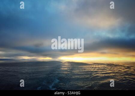 Coucher de soleil sur Longyearbyen, Svalbard. Banque D'Images