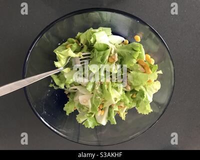 Salade de thon et de maïs doux fraîchement préparés Banque D'Images