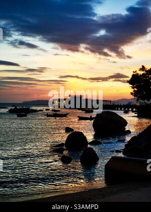 Un magnifique coucher de soleil sur la jetée de yung shue wan sur l'île de Lamma à Hong kong. Banque D'Images