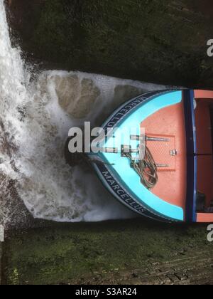 Le bateau à rames Marcellus dans l'écluse de l'escalier de la rue Bedford sur le canal de Caldon pendant qu'il se remplit d'eau. Banque D'Images