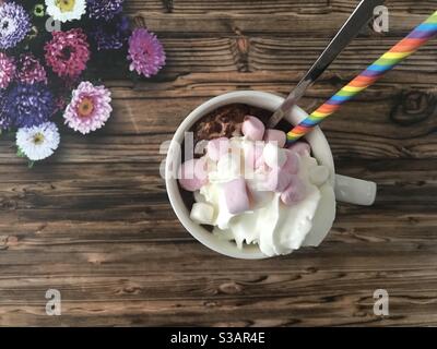 Une tasse de chocolat chaud recouverte de crème fouettée et mini guimauves Banque D'Images