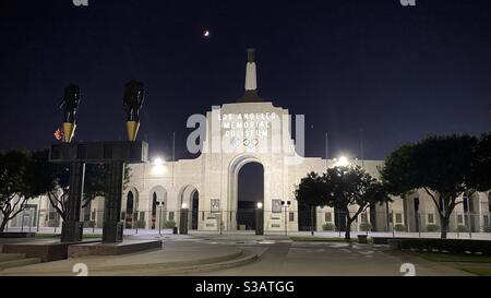 LOS ANGELES, CA, JUL 2020 : entrée au Los Angeles Memorial Coliseum, stade des USC Trojans et des Los Angeles Rams, dans le parc d'exposition la nuit Banque D'Images