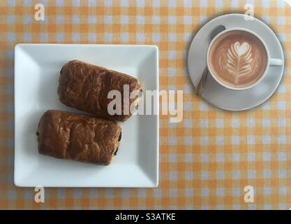 Deux pains au chocolat fraîchement cuits sur une assiette Banque D'Images