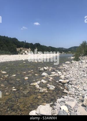 La rivière Ceno, Varano de’ Melegari, entourée de collines en Émilie-Romagne, dans le nord de l’Italie Banque D'Images