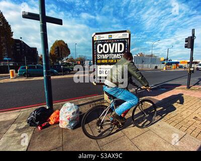 Un homme passe devant un panneau mettant en évidence les essais de Covid-19 sur Bromley Road, Londres, le 31 novembre Banque D'Images