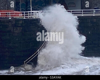 Aberystwyth, pays de Galles de l'Ouest, Royaume-Uni. Lundi 2 novembre 2020. Météo : la tempête Aiden continue de fouler les murs de mer d'Aberystwyth. Crédit photo ©️ Rose Voon / Alamy Live News Banque D'Images