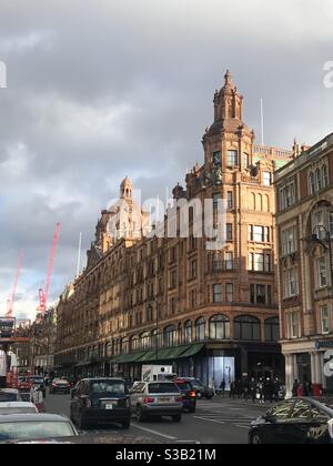 Façade extérieure du grand magasin Harrods à Knightsbridge, Londres, Royaume-Uni Banque D'Images