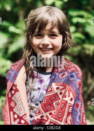 Fille souriante dans la jungle Banque D'Images