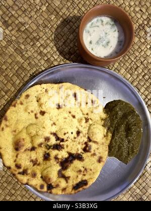 Une cuisine traditionnelle punjabi - Makkai Roti et Sarson ka Saag (pain de maïs et feuilles de moutarde) Avec un peu de lait au beurre (Chaas) Banque D'Images