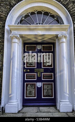 La porte saisissante de Merrion Square à Dublin Irlande commandée par Donal O Buachalla propriétaire de la société immobilière basée ici. Marquer l'année dublins comme capitale européenne de la culture en 1991. Banque D'Images
