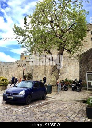 Touristes, motos et voiture à l'extérieur du fort National à Saint Malo, Bretagne, France. Banque D'Images