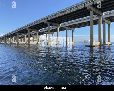 Vue en bateau du destin, pont de Floride sur l'eau du golfe du Mexique Banque D'Images
