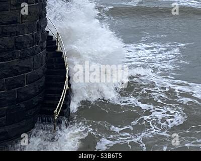 Aberystwyth, pays de Galles de l'Ouest, Royaume-Uni. Samedi 14 novembre 2020. Météo: Temps très venteux à Aberystwyth aujourd'hui avec d'énormes vagues qui battent le mur de la mer. Crédit photo ©️Rose Voon / Alamy Live News Banque D'Images
