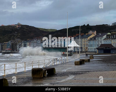 Aberystwyth, pays de Galles de l'Ouest, Royaume-Uni. Lundi 16 novembre 2020. News: Le temps orageux et venteux continue de briser les murs de la mer d'Aberystwyth causant d'énormes vagues. Crédit photo ©️ Rose Voon /Alamy Live News. Banque D'Images