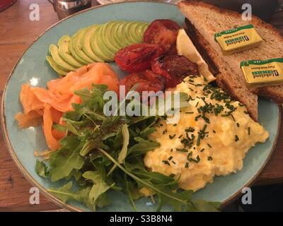 Petit-déjeuner au café avec saumon fumé et œufs brouillés Banque D'Images
