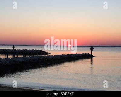 Lever du soleil sur la baie de Chesapeake. Annapolis, Maryland. Banque D'Images