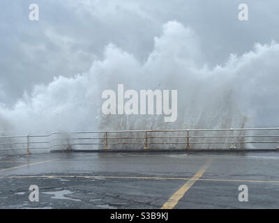 Aberystwyth, pays de Galles de l'Ouest, Royaume-Uni. Mercredi 18 novembre 2020. Météo : le vent et la tempête frappent les parois de la mer d'Aberystwyth, ce qui provoque de nouveau la vue d'immenses vagues. Crédit photo ©️Rose Voon / Alamy Live News. Banque D'Images