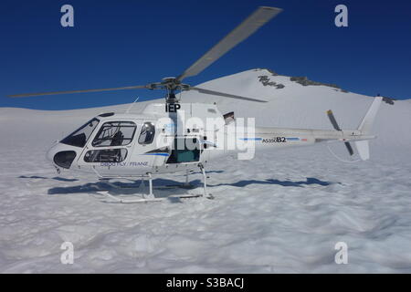 Hélicoptère à l'atterrissage sur glacier Banque D'Images