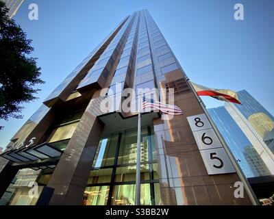 LOS ANGELES, CA, 2020 AOÛT : vue sur le gratte-ciel avec drapeau américain volant à l'extérieur dans le centre-ville Banque D'Images