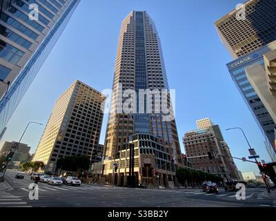 LOS ANGELES, CA, AOÛT 2020 : vue sur le gratte-ciel flanqué de grands immeubles de bureaux dans le quartier financier, au centre-ville Banque D'Images