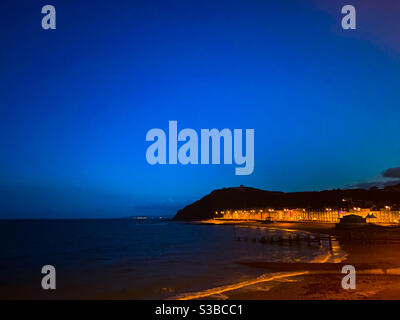 Aberystwyth, pays de Galles de l'Ouest, Royaume-Uni. Dimanche 22 novembre 2020. Météo : un magnifique Bluehour emplit le ciel dans un ciel frais d'Aberystwyth. Crédit photo ©️ Rose Voon / Alamy Live News. Banque D'Images