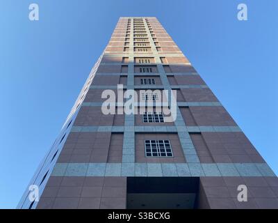 LOS ANGELES, CA, AOÛT 2020 : vue latérale du bâtiment fédéral Edward R Roybal et du palais de justice des États-Unis dans le centre civique du centre-ville Banque D'Images