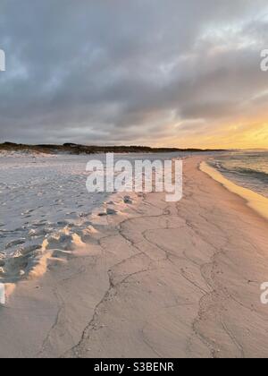 Lever du soleil sur la plage de sable blanc de Floride avec vue sur le rivage et dunes de sable Banque D'Images