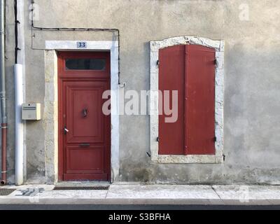 Extérieur de la maison de ville en France avec bois peint en rouge volets de porte et de fenêtre Banque D'Images