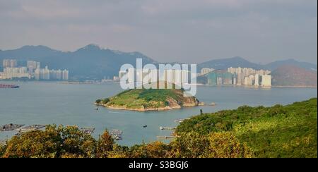 L'île de Luk Chau et le canal East Lamma vus de l'île de Lamma à Hong Kong. Banque D'Images