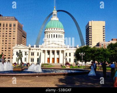 Couple de mariage en face de l'ancien palais de justice et Gateway Arch à St. Louis, Missouri, États-Unis Banque D'Images