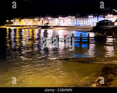 Aberystwyth, pays de Galles de l'Ouest, Royaume-Uni. Mercredi 2 décembre 2020. Temps : une matinée froide mais de belles réflexions dans la mer. Crédit photo ©️ Rose Voon / Alamy Live News. Banque D'Images