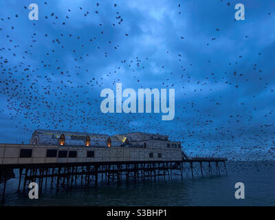 Aberystwyth, pays de Galles de l'Ouest, Royaume-Uni. Mercredi 2 décembre 2020. Météo : des étoiles éclatent sous le Royal Pier avec un paysage de nuages dramatique derrière eux. Crédit photo ©️ Rose Voon / Alamy Live News. Banque D'Images