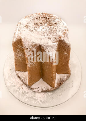 Pandoro, gâteau de Noël italien traditionnel, avec sucre glace Banque D'Images