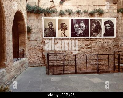 Exposition de photographies de sujets marocains aux Baux-de-Provence, France. Banque D'Images