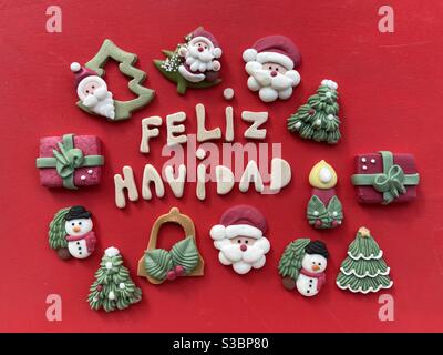 Feliz Navidad, Joyeux Noël en espagnol avec des lettres en bois et des symboles de Noël en massepain Banque D'Images