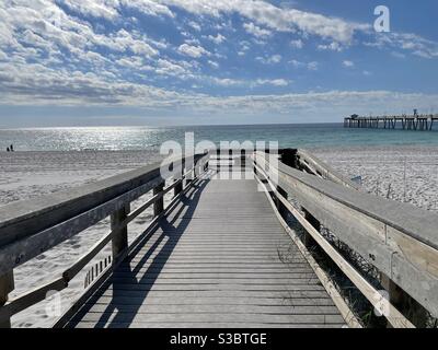 Passerelle menant à la plage de sable blanc à Okaloosa Island, Floride Banque D'Images