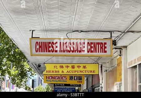 Panneaux pour différentes entreprises chinoises ethniques le long de William St Northbridge Perth Australie occidentale Banque D'Images