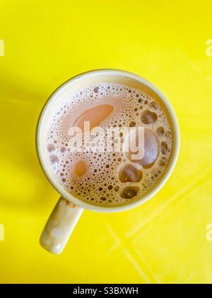 Une tasse de thé tarik ou de thé tiré mélangé avec du lait condensé sucré. Banque D'Images