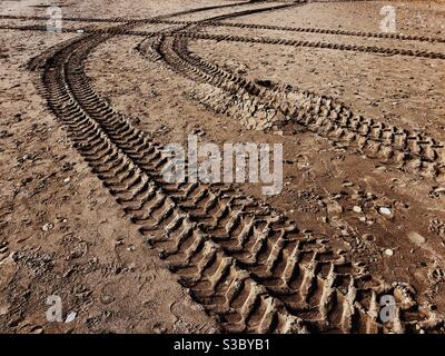 Les traces de pneus sur le sable Banque D'Images