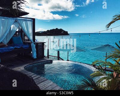 Sheer Rocks à Antigua avec une vue sur la mer des Caraïbes, une piscine et un lit de jour Banque D'Images