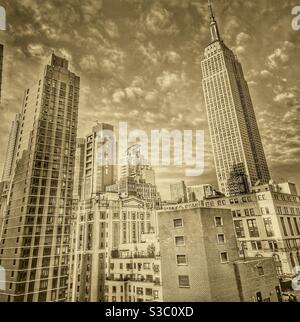 Vue sur les gratte-ciels de Manhattan, y compris l'Empire State Building depuis Park Avenue, Murray Hill, vers le sud-ouest, Midtown, avec des nuages moelleux en arrière-plan. Banque D'Images