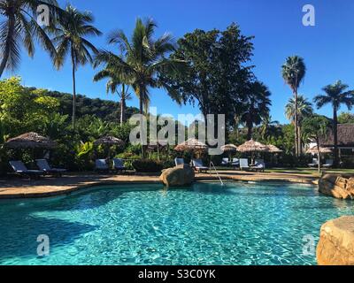 Vue sur une piscine avec palmiers dans l' Arrière-plan au Galley Bay Resort and Spa à Antigua Banque D'Images