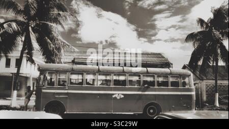 Un vieux bus en Jamaïque rurale. Banque D'Images