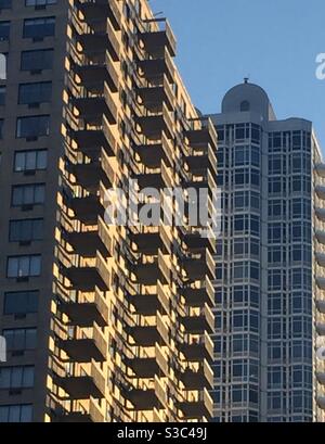 Le soleil d'hiver illumine les balcons d'un immeuble d'appartements sur la troisième Avenue à Manhattan, New York, USA Banque D'Images