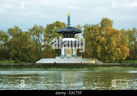 Pagode de la paix à Battersea Park, sur les rives de la Tamise, Londres, Angleterre, Royaume-Uni Banque D'Images