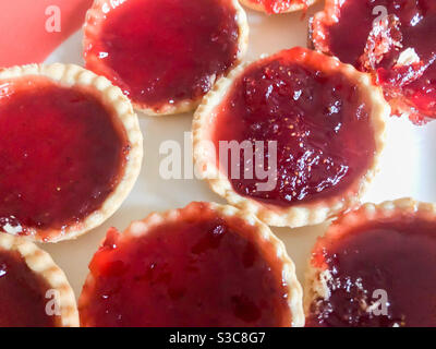Une assiette de tartes à confiture faites maison. Banque D'Images