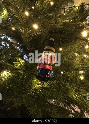 Décoration jouet soldat sur un arbre de Noël Banque D'Images